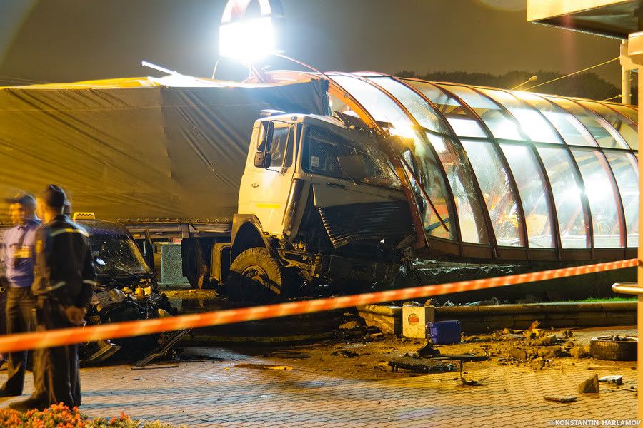 Страшная авария в Минске - фура сбила несколько авто и врезалась в выход из метро. Есть погибшие.