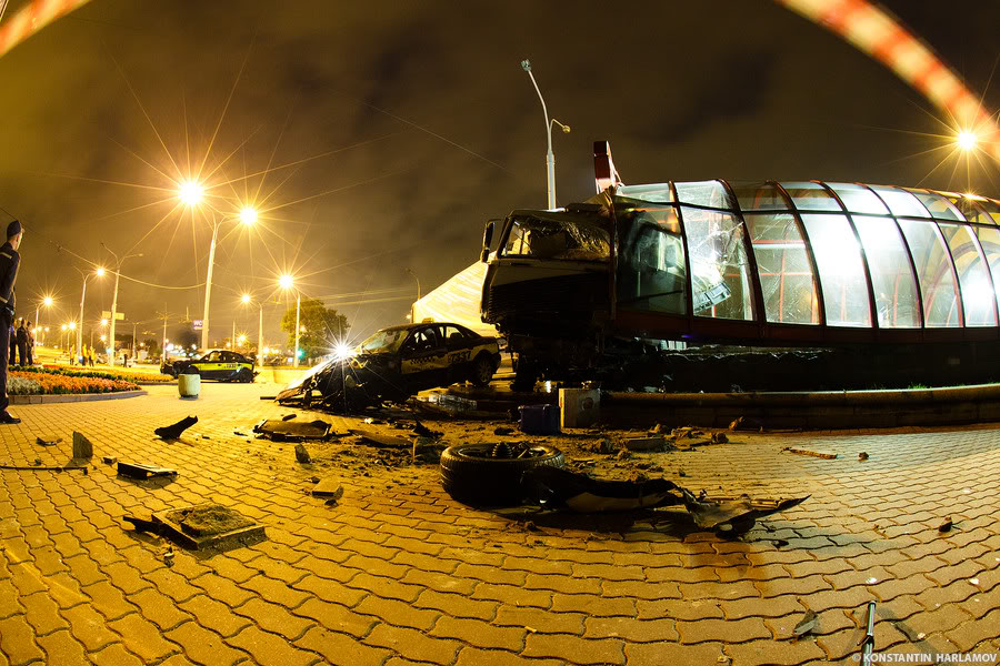 Страшная авария в Минске - фура сбила несколько авто и врезалась в выход из метро. Есть погибшие.