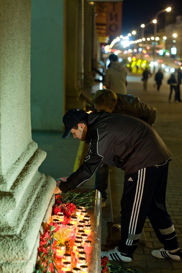 Минчане приносят свечи и цветы к выходам из метро Октябрьская/Купаловская.