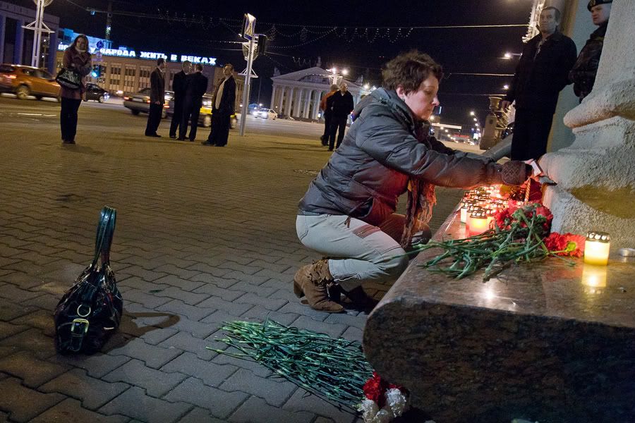 Минчане приносят свечи и цветы к выходам из метро Октябрьская/Купаловская.