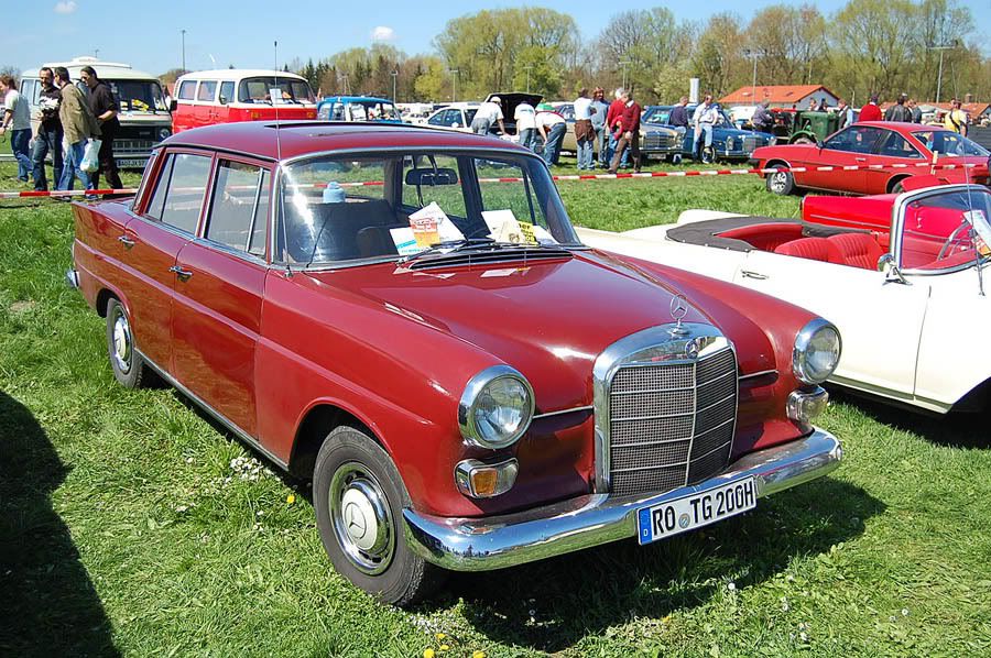 Mainstream Mercedes 200D Heckflosse