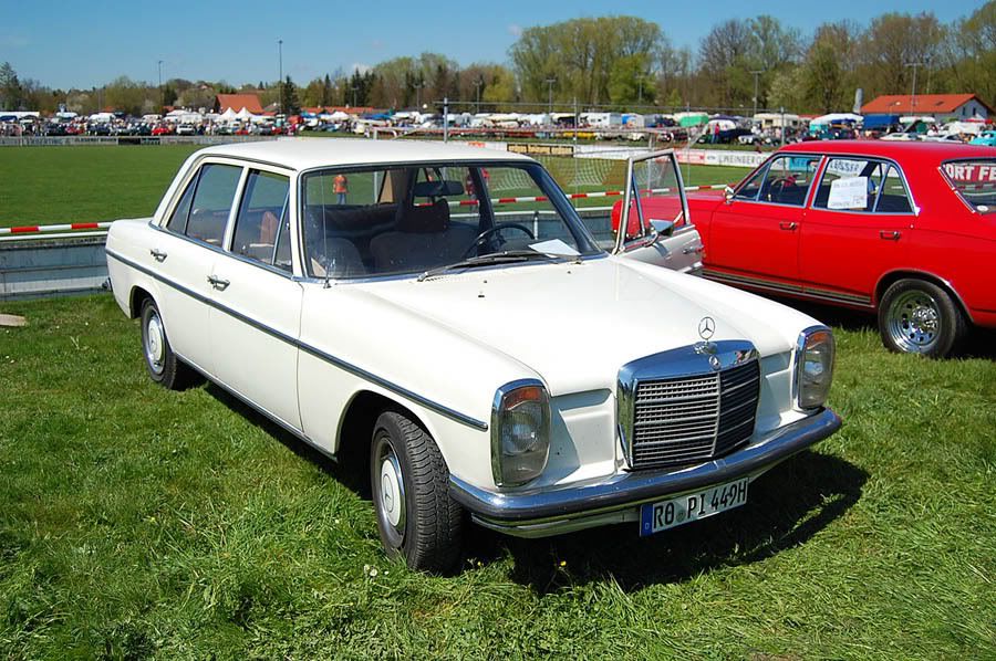 Classy Mercedes 200D W115 with the rare column manual shift transmission
