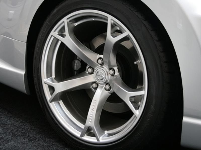 Nissan 370z stock tire size