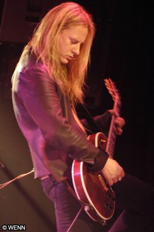 jerry_cantrell_001_101006.jpg